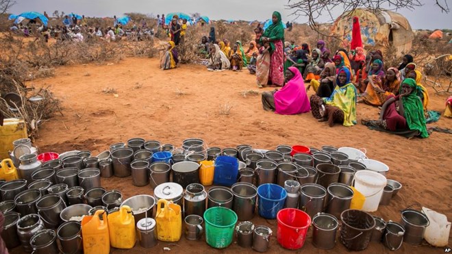 People wait for food and water in the Warder district in the Somali region of Ethiopia, Jan. 28, 2017. Ethiopia is struggling to counter a new drought in its east that authorities say has left 5.6 million people in need.